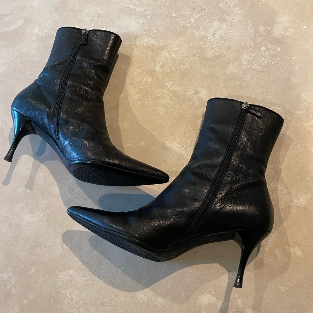 Gucci Classic Sleek Ankle Booties in Black Leather  #163363 Size 10